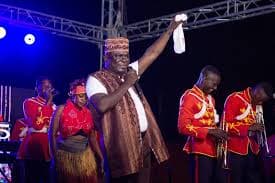 Samuel Owusu performing